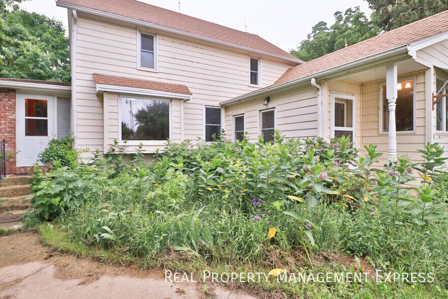 Building Photo - 3 Bedroom Acreage in Southeast Sioux Falls