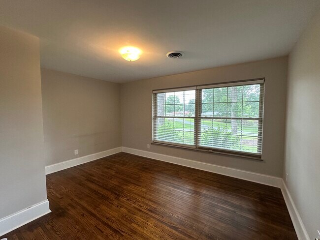 Building Photo - 1600 Plumcrest Dr