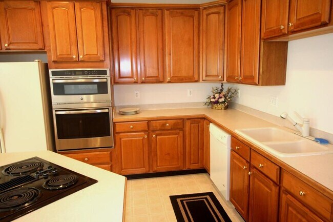 Building Photo - 4555 Fair Valley Dr