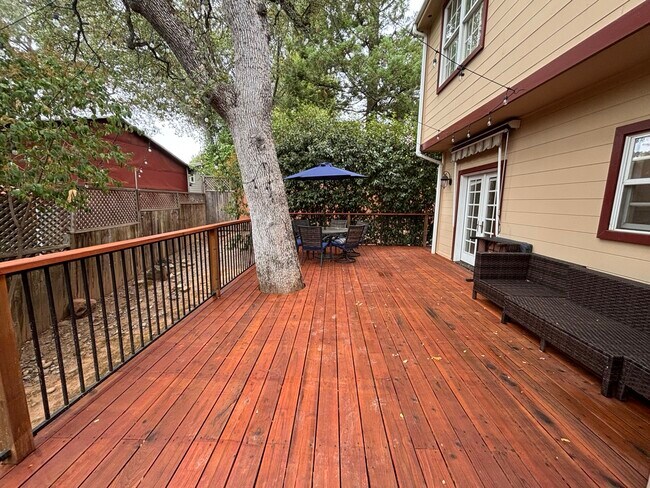 Building Photo - 740 Oak Crest Cir