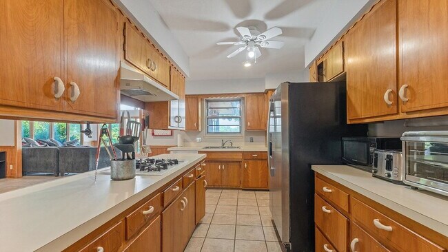 Building Photo - 5-Bedroom Cottage Near U of A