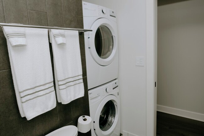 Building Photo - 608 N Emerson Ave