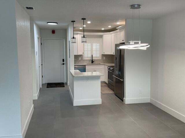 Building Photo - 3605 NE 32nd Ave