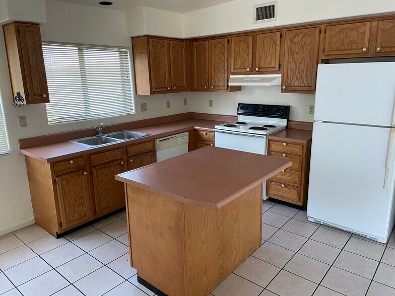 Building Photo - 2536 N Corinthian Garden Dr