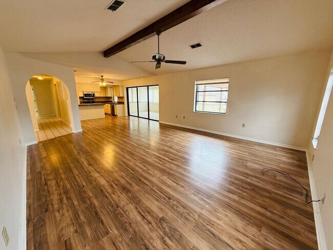 Building Photo - 2 Bedroom 2 bathroom home for Rent in Weeki Wachee FL!