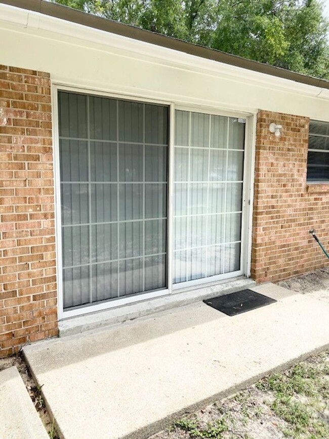 Building Photo - 3 Bedroom 2 Bath Home for Rent - Includes ...