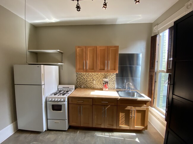 kitchen - 320 N Yakima Ave