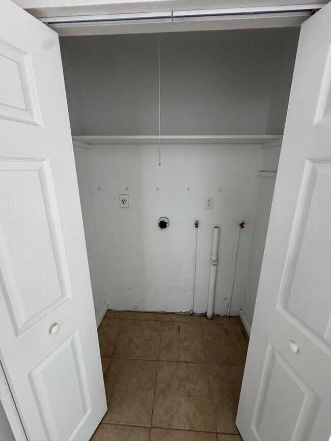 Building Photo - 1702 NE 71st St