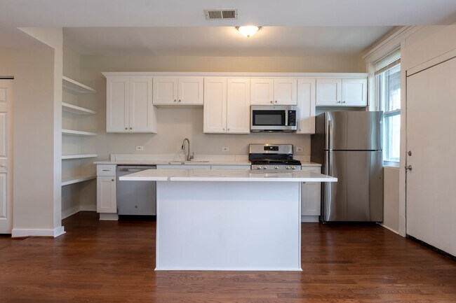 Building Photo - Spacious, Renovated 3 Bedroom 1 Bathroom