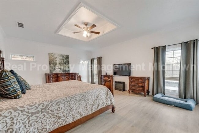 Building Photo - Stunning 4-Bedroom Retreat with Designer T...