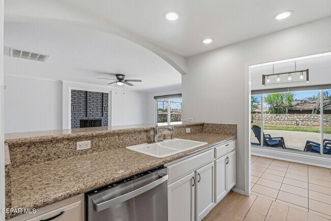 Building Photo - 809 Del Mar Dr