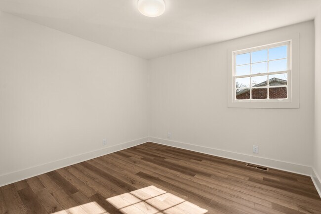 Building Photo - 234 NW Clearview Dr