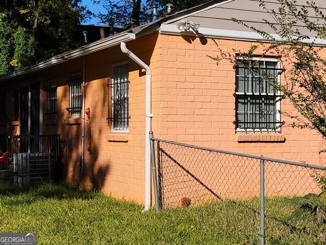 Building Photo - 1347 E Washington Rd