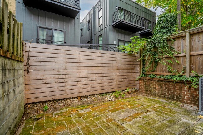 private yard - 3934 Delancey St