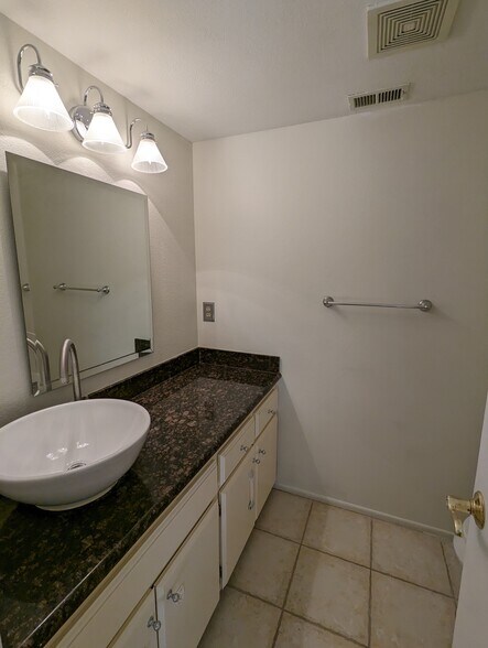 Building Photo - 106 S Sierra Madre Blvd