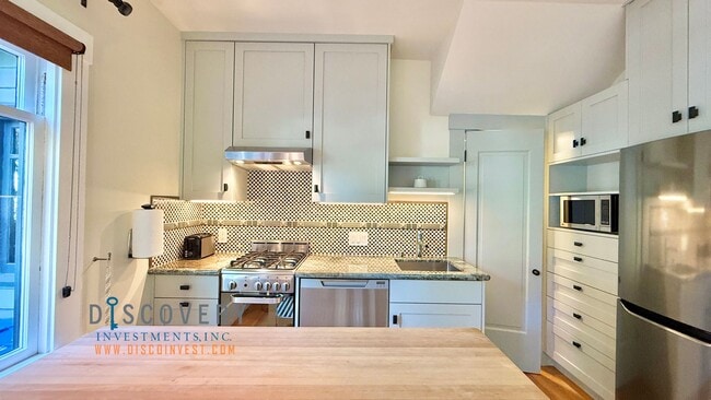 Building Photo - Modern and Stylish Elmwood Apartment