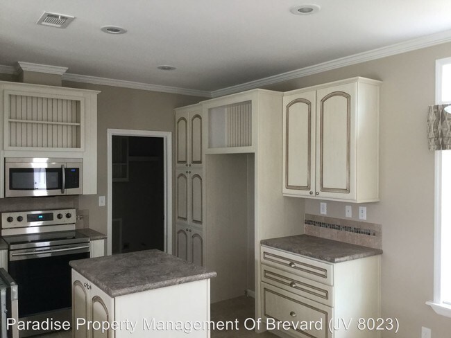 Building Photo - 102 Esterbrook Ave NE