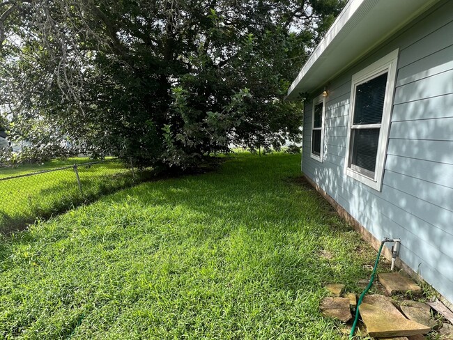 Building Photo - 107 Tarpon Ave