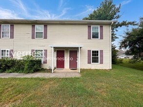 Building Photo - 2-Bed/1.5-Bath Town Home/Available Now!