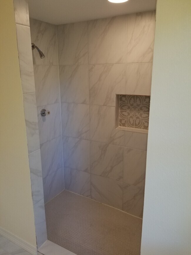 Building Photo - 602 Vernon St