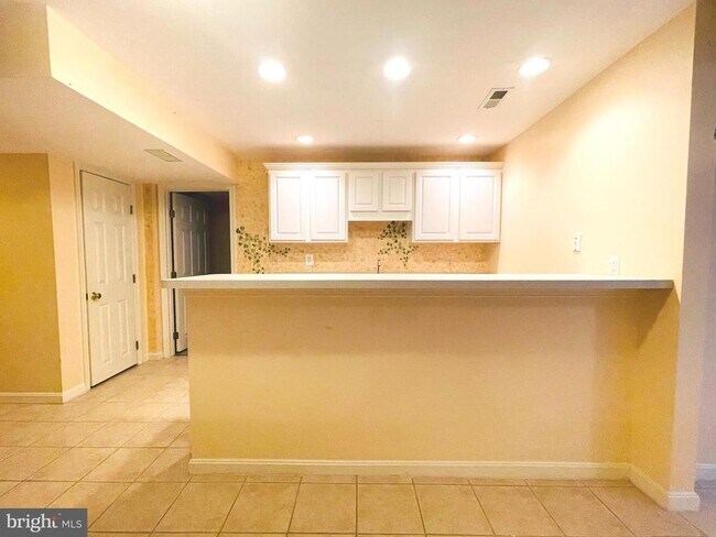 Building Photo - 9 Scarlet Oak Cir
