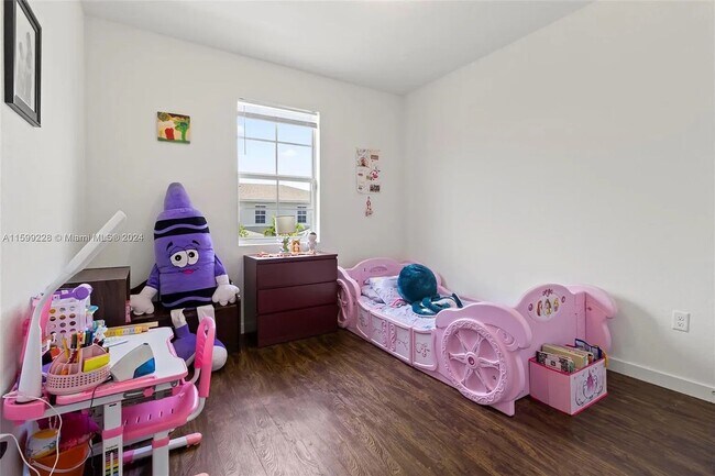 Building Photo - 389 NE 5th Pl