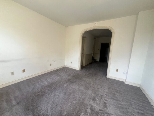 Building Photo - 2-bedroom, 1.5-bathroom home located in th...