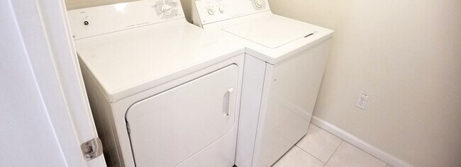 Building Photo - Beautiful 1/1 Wood Floors Condo for Rent c...