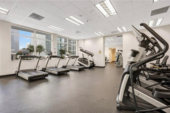 Building Photo - 1200 Brickell Bay Dr