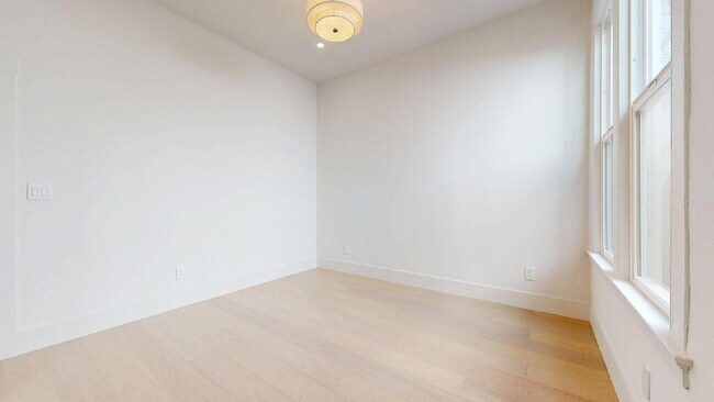 Building Photo - Modern, Convenient, Bright, Renovated 3BR/1BA Top Floor Flat with Dishwasher & In Unit Laundry