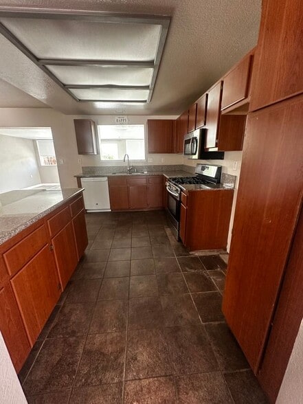Building Photo - 43770 Santa Rosa Cir