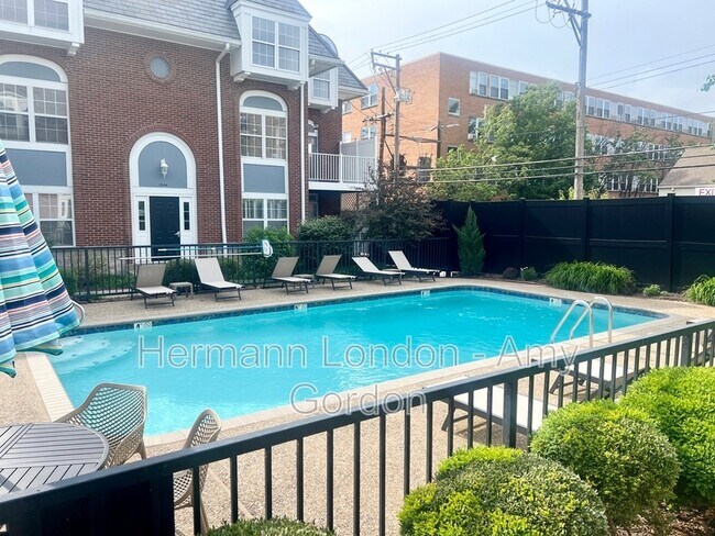 Building Photo - 4225 W Pine Blvd