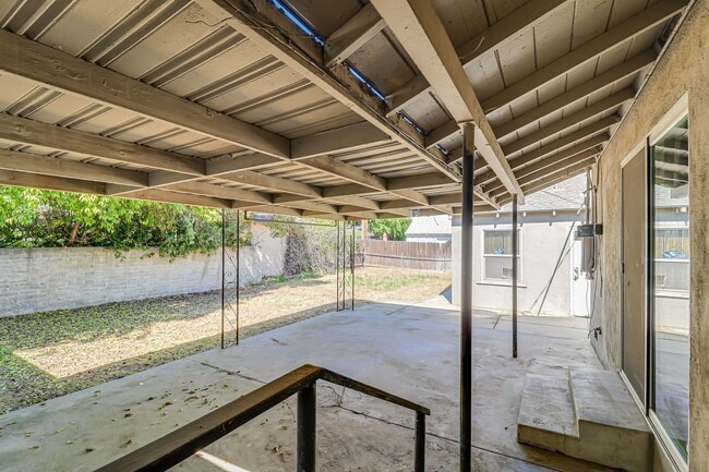 Building Photo - 4+2 Downtown Truxtun Ave Charm!