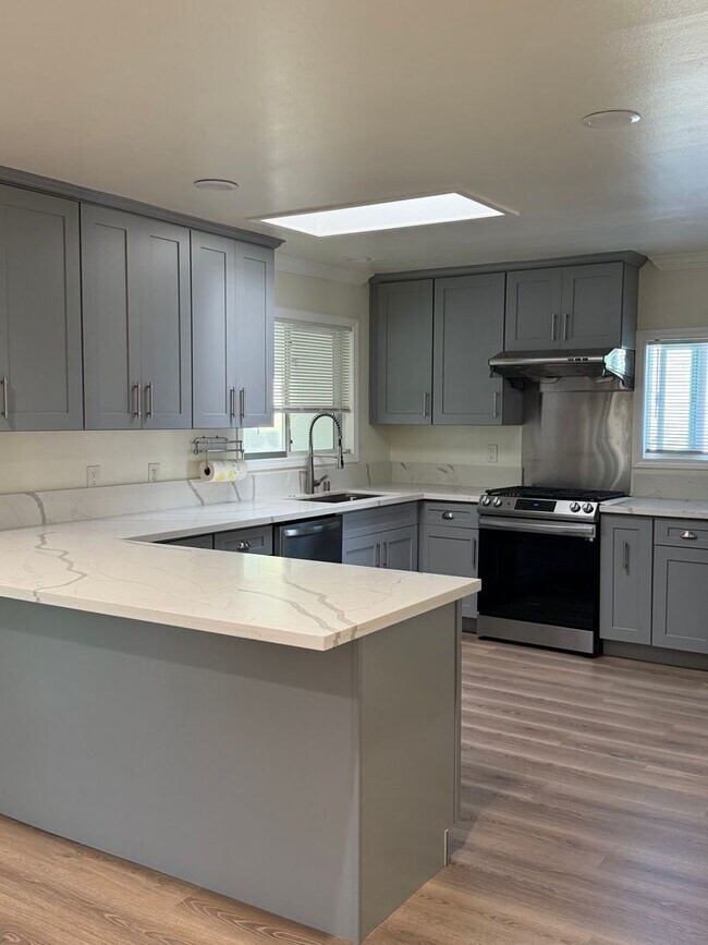 Building Photo - Beautifully Updated 3 Bed, 2 Bath Home in West Vista