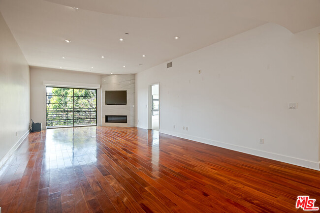 Building Photo - 8788 Shoreham Dr