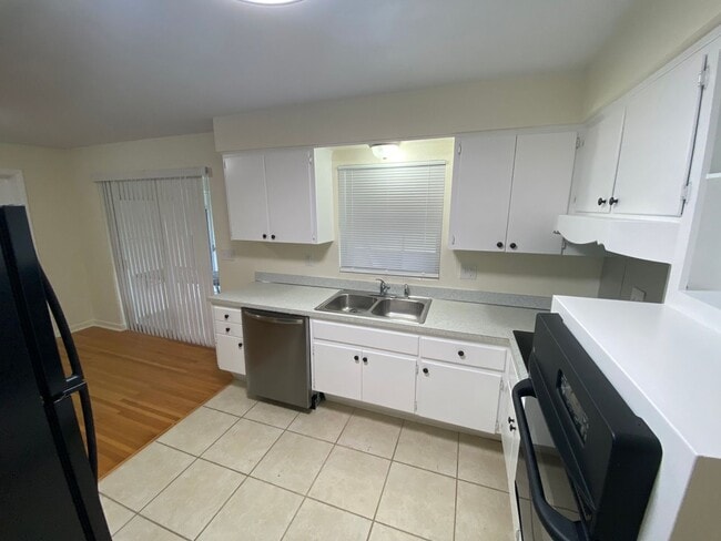 Building Photo - 2/2 in Orange City