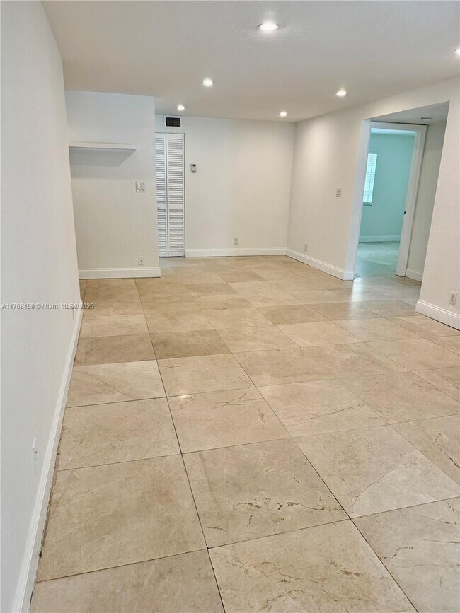 Building Photo - 119 Gardens Dr