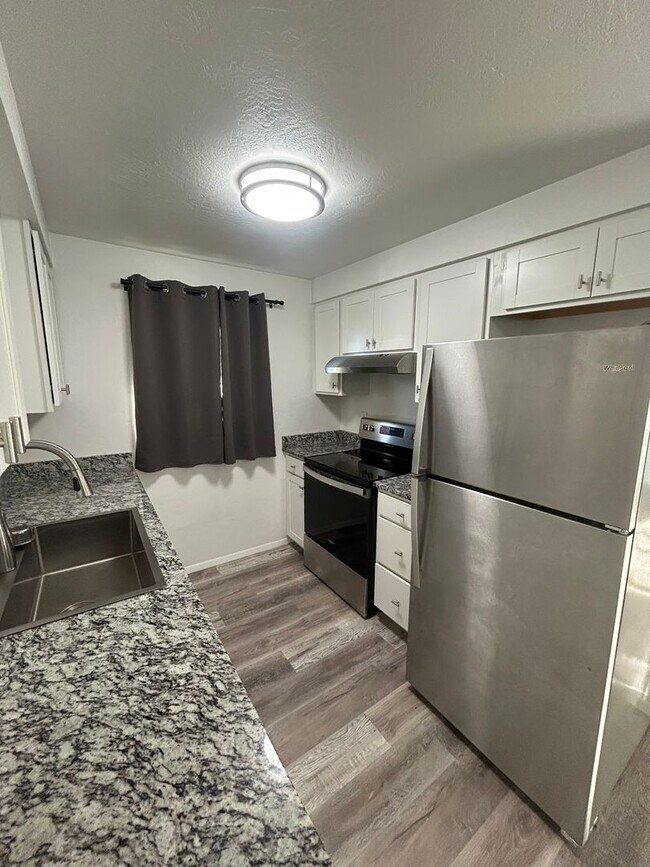 Building Photo - 2255 Shadylane Dr