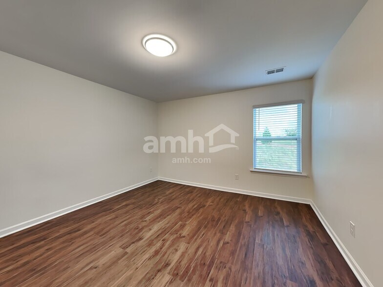 Building Photo - 122 Preservation Dr