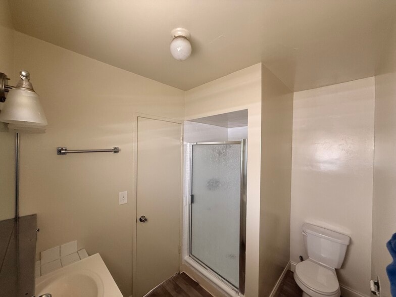 Master Bathroom - 1148 W Huntington Dr