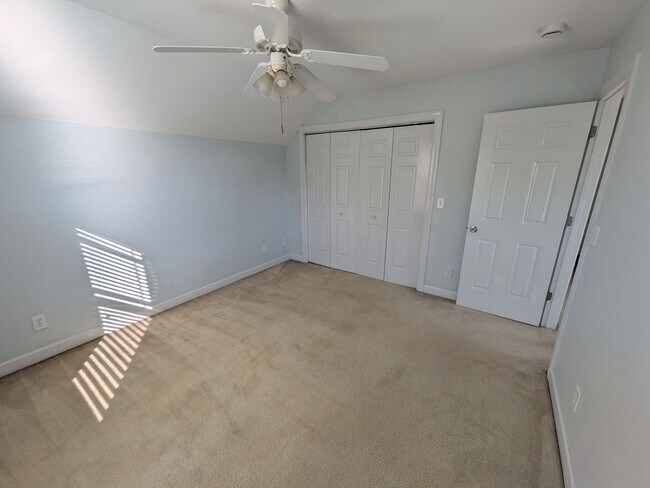 Building Photo - Beautiful 3 Bedroom, 2.5 Bath Home Located in the Kings Grant Golf Community!