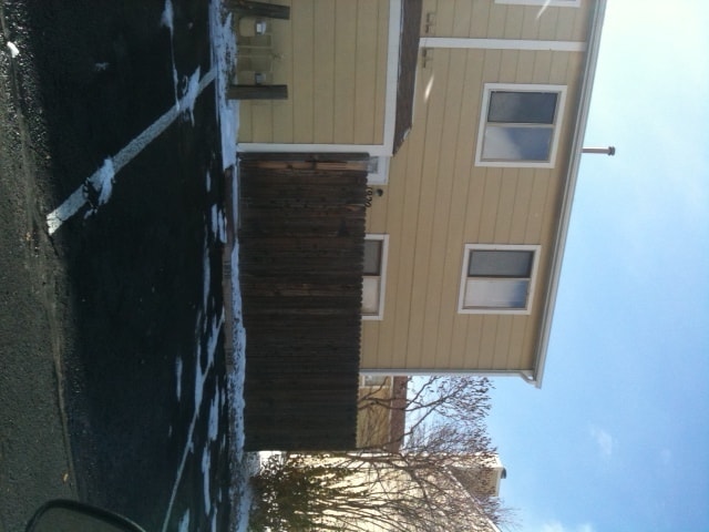 Building Photo - 3 Bedroom Townhome