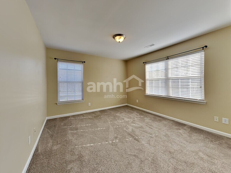 Building Photo - 2413 Thoreau St