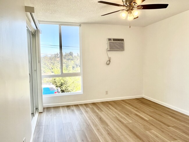 Bedroom. - 1356 Douglas St