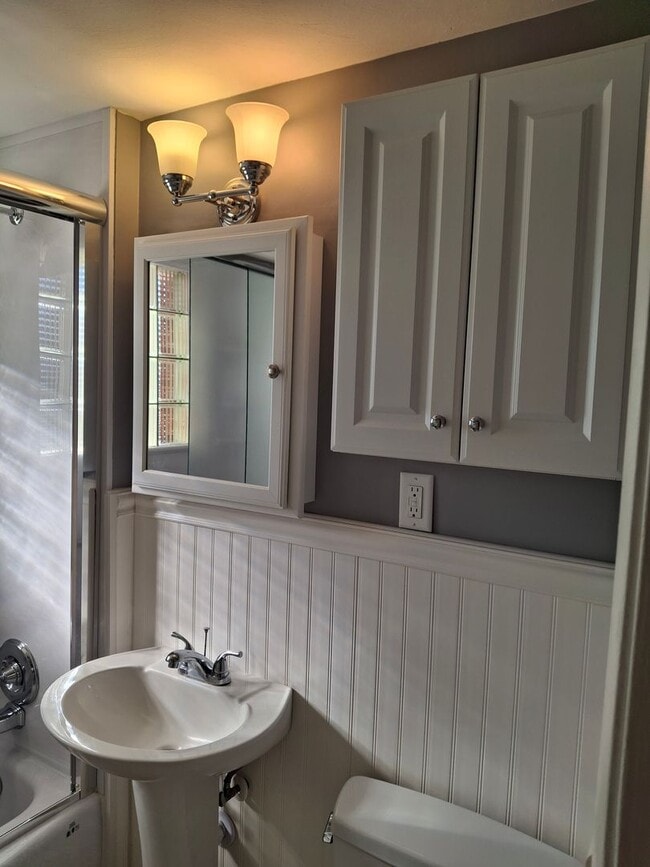 Building Photo - Charming 3-Bedroom Home with Backyard & Of...