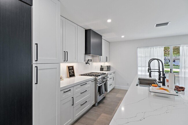 Building Photo - 4193 Hyacinth Cir N