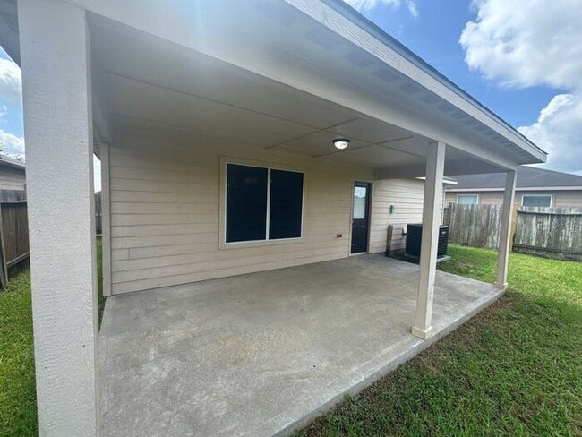 Building Photo - Spacious Hockley Home with Attached 2-Car ...