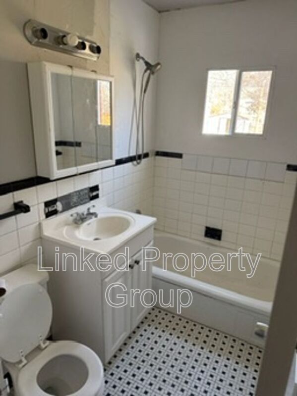 Building Photo - 1321 NE 39th St