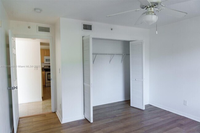 Building Photo - 509 E Sheridan St