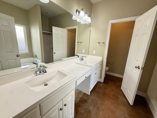 Building Photo - Elegant 4-bed/2-bath plus Garage!